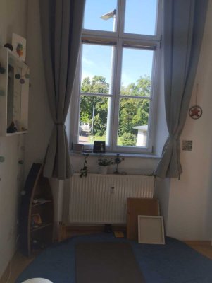 Helle, zentrale 1,5 Zimmer Wohnung mit Hochebene und Balkon zu vermieten