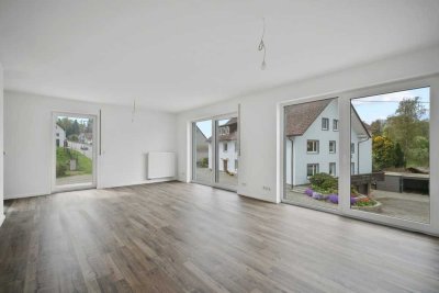 Schöne und neuwertige 2,5-Raum-Wohnung mit geh. Innenausstattung mit Balkon und EBK in Ringschnait