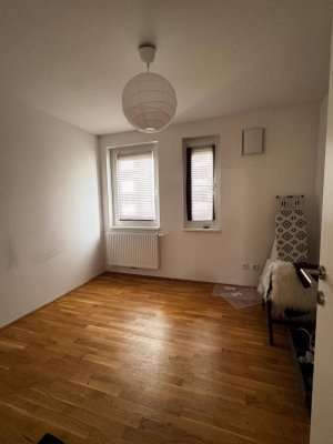 Helle Wohnung (72qm) mit Loggia (9qm), Keller und Garagenparkplatz Nähe Bahnhof Ebelsberg