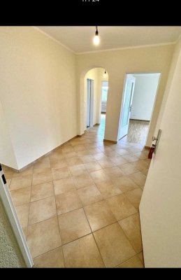Renovierte 3,5-4-Raum-Wohnung mit Küche u. Balkon, KEINE GARTENNUTZUNG in Niedernhausen-Oberjosbach
