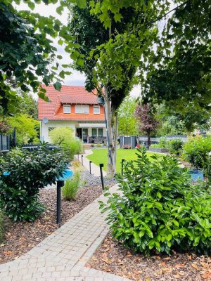 Mehrfamilienhaus mit großem Garten & Swimmingpool in Neu Staffel