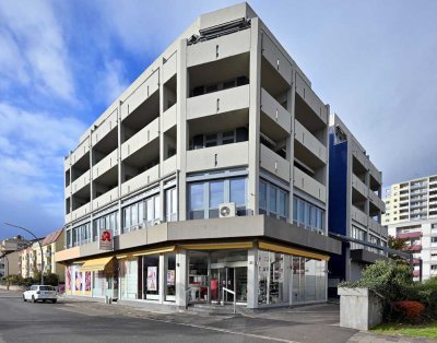 Lichtdurchflutete Räume und umlaufender, überdachter Balkon. Erstbezug nach Sanierung. 3ZKB ab Okt