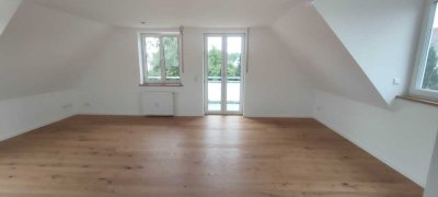 Erstbezug nach Sanierung, 2-Zimmer-DG-Wohnung mit Balkon und Einbauküche in Dachau-Süd