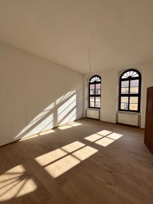 Erstbezug nach Sanierung: Stilvolle 3-Zimmer-Altbauwohnung mit zwei Bädern, Kamin und Balkon