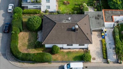 Direkt beziehbarer Bungalow mit Tageslichtbad und Doppelgarage auf 513 m² großem Grundstück