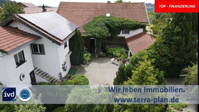 IDYLLISCH UND ROMANTISCHE 3-SEIT HOFSTELLE 
MIT FERIENWOHNUNG, TIERHALTUNG GEEIGNET & PVA