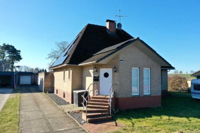 Helles Einfamilienhaus mit Doppelgarage und Garten für die Familie und Haustiere