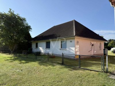 EFH im Bungalowstil mit Ausbaureserve im gesamten DG, auf großem Grundstück, in ländlicher Lage