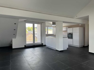 Helle Dachgeschosswohnung mit Balkon, Garage und Stellplatz – in Laufach