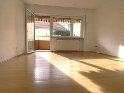 Schön geschnittene, helle 3 ZKB-Erdgeschosswohnung mit Südloggia und Garage