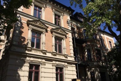 EXKLUSIVE 3-Z-WOHNUNG mit Balkon, EBK und originalem Stuck in einer historischer Villa am Park