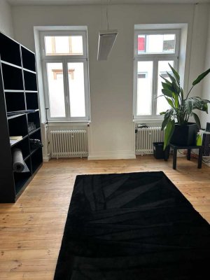 MODERNE UND MÖBLIERTE 3-ZKB HOCHPARTERRE-WOHNUNG MIT TERRASSE IN ZENTRALER INNENSTADTLAGE!
