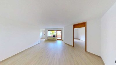 Frisch renovierte 2-Zimmer-Wohnung mit Loggia, Keller und Außenstellplatz