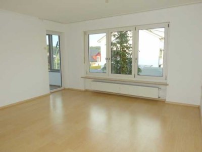 Schöne, lichtdurchflutete Whg. (3ZKB) mit Balkon/Wintergarten, Einbauküche + Garage, in guter Lage