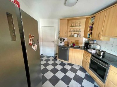 Zentrale 3-Zimmer-DG-Wohnung mit gehobener Innenausstattung mit Balkon und EBK in Sandhausen