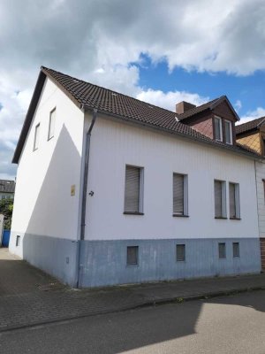 Renovierungsbedürftige Doppelhaushälfte mit Garten und Nebengebäude