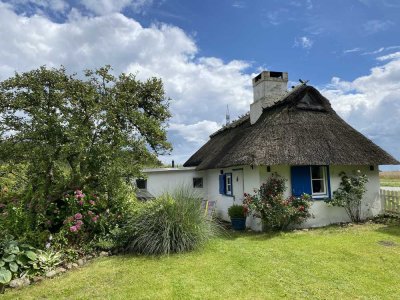 Charmantes Reetdachhaus mit großem Garten und Feldlage- möbliert und befristet zu vermieten