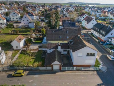 Charmantes 1-2 Familienhaus mit zwei Wohnungen, großem Grundstück, Hof und viel Potenzial