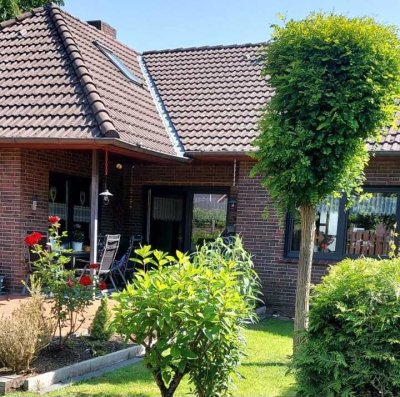 Hier können mehrere Generationen wohnen - in zentraler Lage zwischen Wiesmoor, Zetel und Wittmund