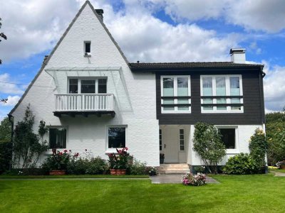 Wohlfühloase in idyllischer Lage - Einfamilienhaus mit Pferdeställen und Gästehaus