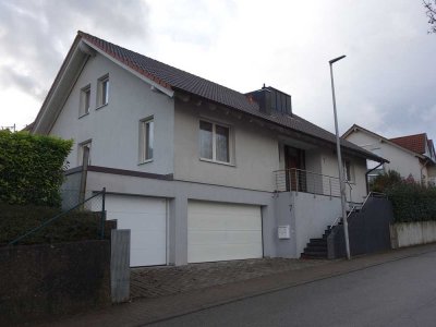Modernes, hochwertig ausgestattetes EFH inkl. ELW sowie Garage mit 3 Stellplätzen
