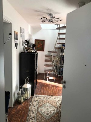 Luxuriöse Dachgeschoß-Maisonette-Wohnung mit Loggia und Einbauküche