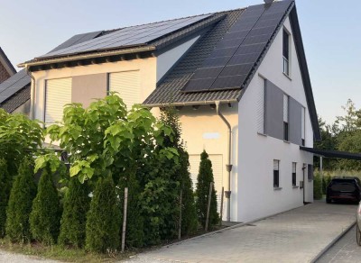 Schöne Doppelhaushälfte KFW 40+ | Glasfaseranschluss | Carport | Mieterstrom | Wallbox