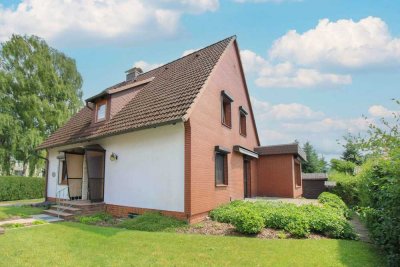 Zweifamilienhaus mit großem Grundstück, Gartenidylle und vielseitiger Nutzung