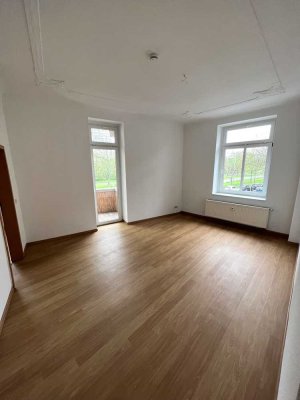 3 Raum mit Bad/Wanne und Balkon