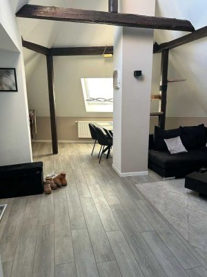 Zentrale, hochwertig renovierte 2 ZW inkl. EBK und Klimaanlage, 5 min. zum Main und Bahnhof