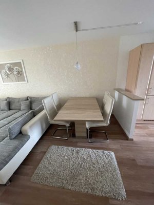 Helle möblierte Wohnung mit zwei Zimmern sowie Balkon und Einbauküche in Wertheim