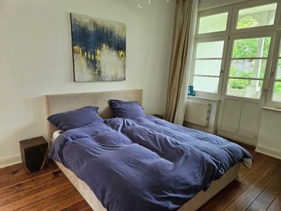 Möbiliertes 24 m2 Zimmer mit Loggia in Jugendstilvilla mit Garten