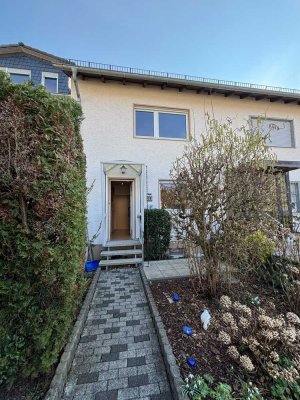 Kleines Reihenmittelhaus für Paare oder junge Familien mit Garten und Ausbaureserve im Dach