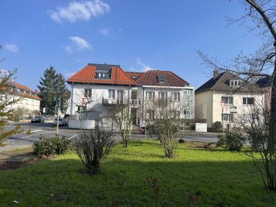 Gepflegte große 3 Zimmer-Wohnung mit EBK , Balkon  im Westend von Neu-Isenburg