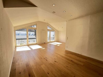 Moderne 2-Zimmer-Dachgeschosswohnung // hohe Decken //Aufzug & Stellplatz