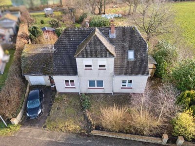 Tarbek: Großes, teilmodernisiertes Ein- /Zweifamilienhaus in ruhiger, aber verkehrsgünstiger Lage
