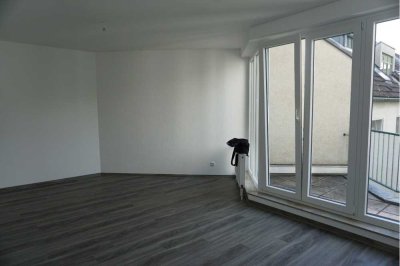 Lichtdurchflutete renovierte 2,5-Zimmer-Wohnung mit Balkon ins Grüne und Stellplatz in Essen-Borbeck