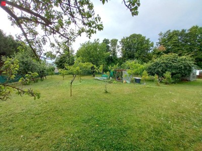Sanierungsbedürftiges Haus mit großzügigem Garten