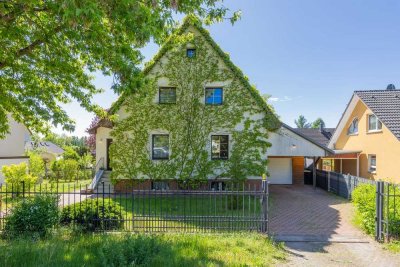 Mit drei Bädern/WCs, Kamin, Garage, wohnlichem Souterrain - Einfamilienhaus in Kaulsdorf