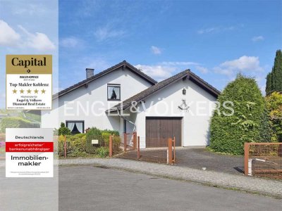 Solides Einfamilienhaus mit PV-Anlage auf großem Grundstück
