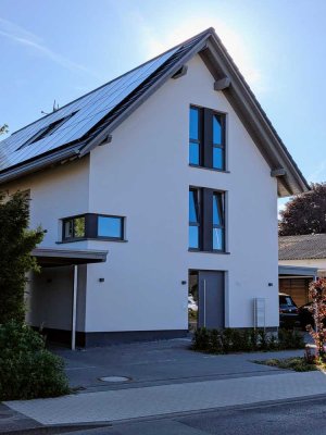 Zentral und doch im Grünen: Gartenwohnung im Architektenhaus! KfW 55E, barrierefrei!