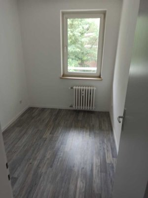 Wer die Ruhe sucht: schöne sanierte 4-Zimmer-Wohnung, 2. OG in grüner Lage zu vermieten