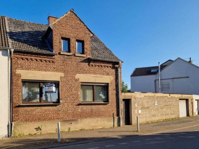 Wohnhaus mit Einliegerwohnung, Innenhof, Garten, Garage und Lagerfläche in Düren Merken