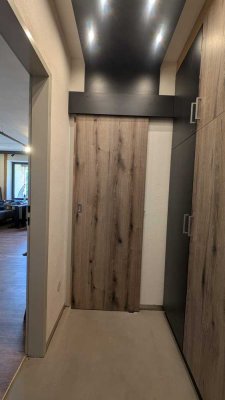 Geschmackvolle, vollst. renovierte 1-Raum-Penthouse-Wohnung mit geh. Innenausstattung mit Balkon
