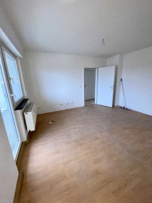 In RENOVIERUNG | Hervorragend geschnittene 4 Zimmer Wohnung | Balkon und Gemeinschaftsgarten