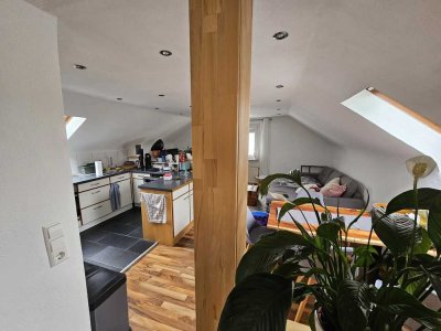 2-Zimmer Altbau-Dachgeschosswohnung für eine Person zu vermieten