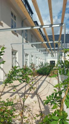 Helle, moderne Wohnung mit  großer Terrasse, Einbauküche, Fussbodenheiz.Naturstein u.v.m.
