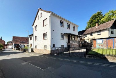 Ein- Zweifamilienhaus zur Modernisierung mit pflegeleichten Grundstück