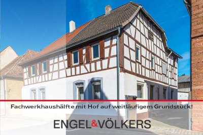 Charmante Fachwerkhaushälfte mit Hof auf weitläufigem Grundstück mit großer Halle!