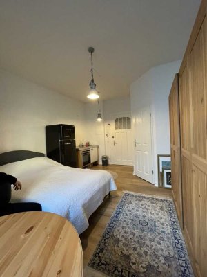 Attraktives 20 qm Altbau-Apartment m. Erker, kernsaniert, möbliert